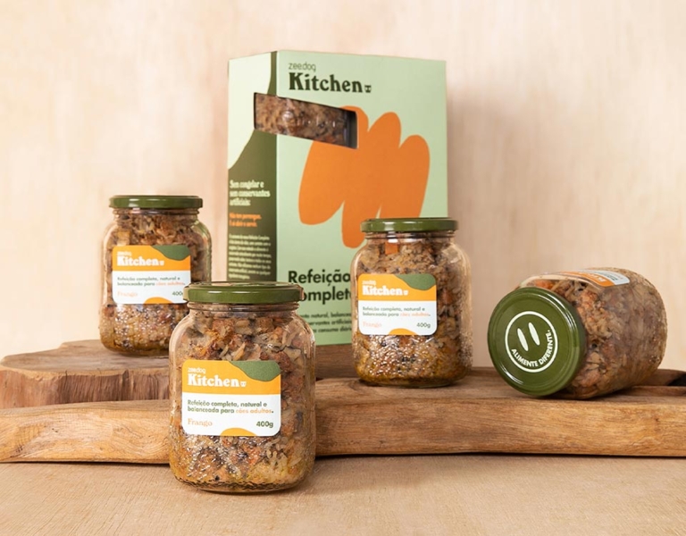 A Zee.Dog, desenvolveu potes de vidro exclusivos, 100% recicláveis e reutilizáveis, para conservar e garantir uma alimentação de qualidade para cães, uma embalagem diferenciada no mercado pet.

O diferencial é que os potes de vidro auxiliam na conservação natural do alimento, já que podem ser guardados em temperatura ambiente até o consumo. Optar pelo vidro viabiliza a praticidade e conservação: é só abrir e servir.
