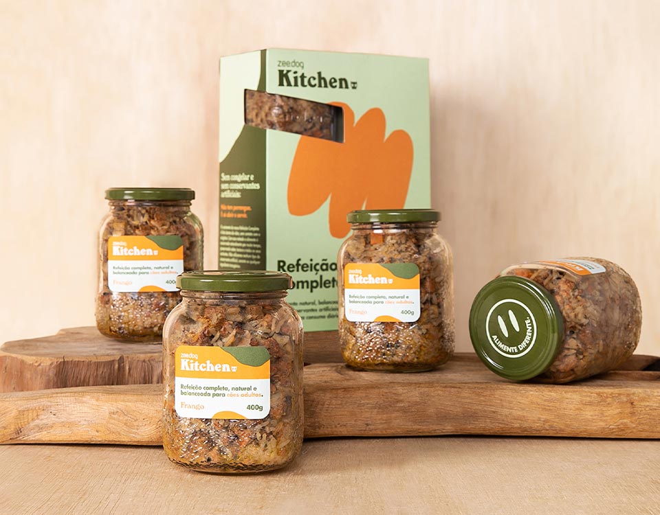 A Zee.Dog, desenvolveu potes de vidro exclusivos, 100% recicláveis e reutilizáveis, para conservar e garantir uma alimentação de qualidade para cães, uma embalagem diferenciada no mercado pet. O diferencial é que os potes de vidro auxiliam na conservação natural do alimento, já que podem ser guardados em temperatura ambiente até o consumo. Optar pelo vidro viabiliza a praticidade e conservação: é só abrir e servir. A dosagem correta de comida a ser servida está em alto relevo na parte de trás do vidro. Outro relevo especial, envolvendo todo o corpo do frasco, garante um toque confortável e boa pega no manuseio do produto.