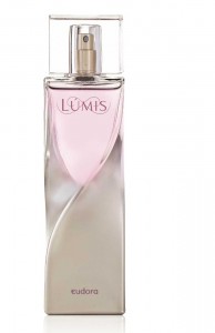 Transformando conceito em inovação de forma desafiadora, a embalagem da colônia Lúmis, através de seu design diferenciado e moderno, encanta instantaneamente. Suas curvas e faces que dançam com a luz, facilmente seduzem e convidam o olhar.