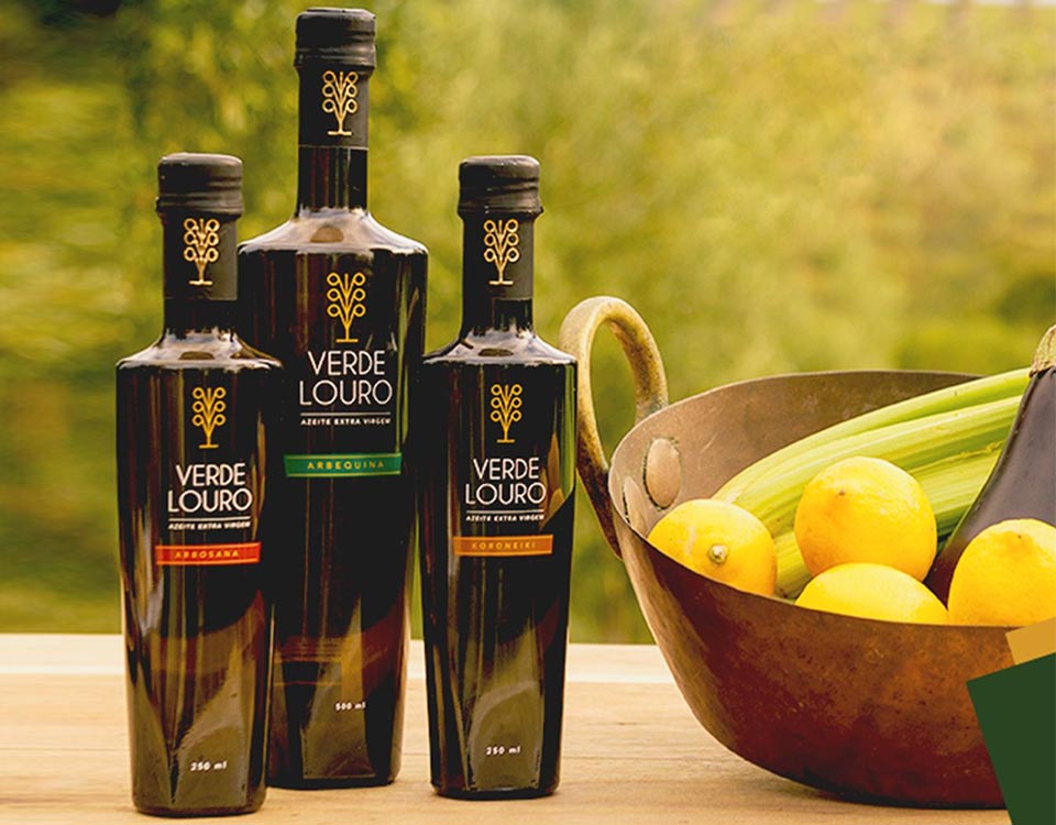 Uma garrafa com design moderno e linhas harmoniosas em tom escuro com boca DOP, sistema de fechamento não recarregável exigido pelos países europeus, produtores de azeite de oliva. A Verde Louro Azeites foi a primeira empresa a utilizar este tipo de tampa no Brasil. 
A embalagem conquistou o Prêmio Grandes Cases de Embalagem em 2019 e o Prêmio Bronze na categoria Alimentos Salgados em 2020 no prêmio ABRE.