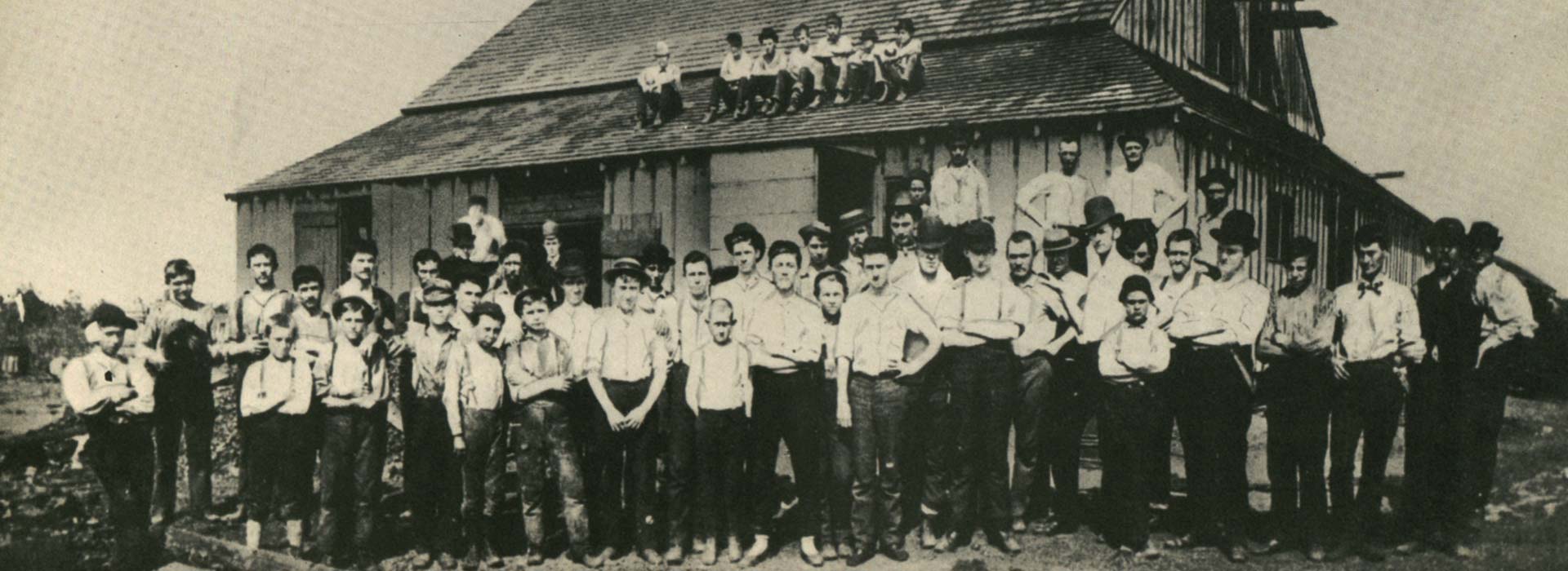 Fundação da empresa T.C.Wheaton, em Millville, Estado de New Jersey, Estados Unidos.