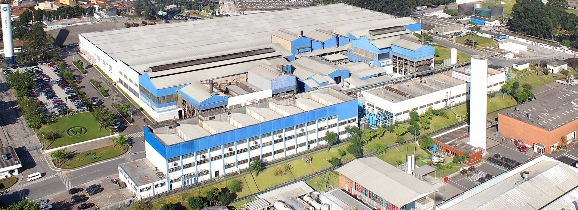 Em novembro, foi produzido o primeiro copo, marcando a criação da divisão de utilidades domésticas, com artigos de mesa.