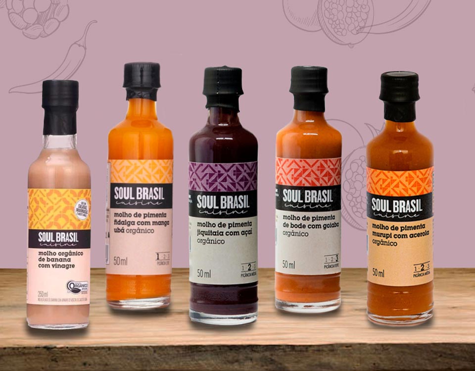 A Soul Brasil escolheu as embalagens da Wheaton para envasar os molhos de pimenta que representam costumes e regiões nacionais, misturando pimentas com frutas. A garrafa em miniatura da Linha Criativa, 50ml, deu um ar todo especial para essa novidade, levando os sabores do Brasil à mesa. O vidro é a escolha ideal para embalar alimentos, além de preservar todas as propriedades do produto é o material mais sustentável.