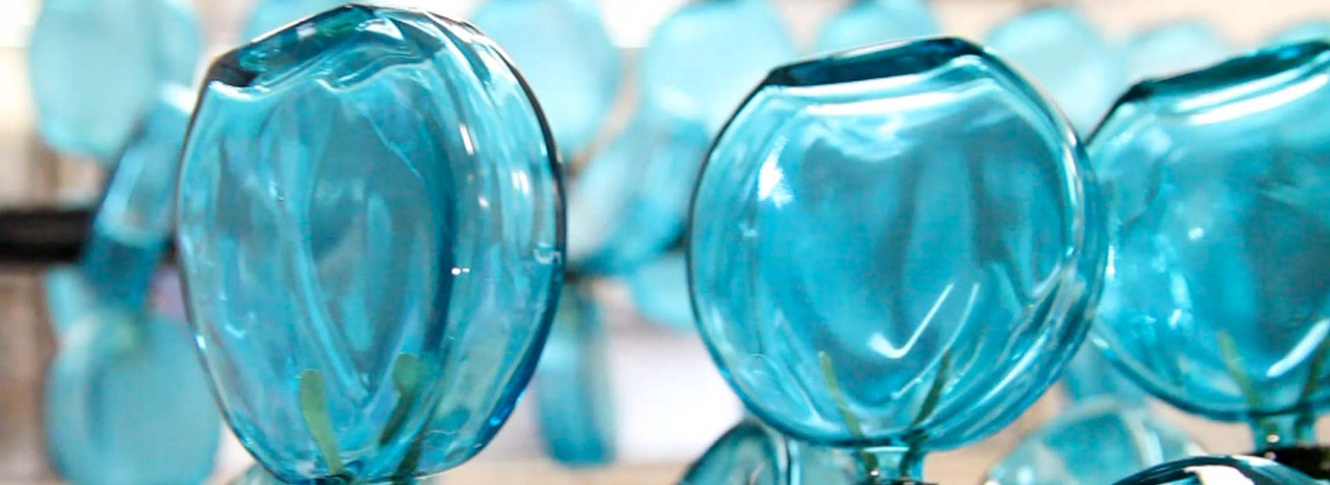 A decoração de frascos teve um grande impulso. A Wheaton ampliou consideravelmente suas instalações, chegando à capacidade diária de 200 toneladas/dia.