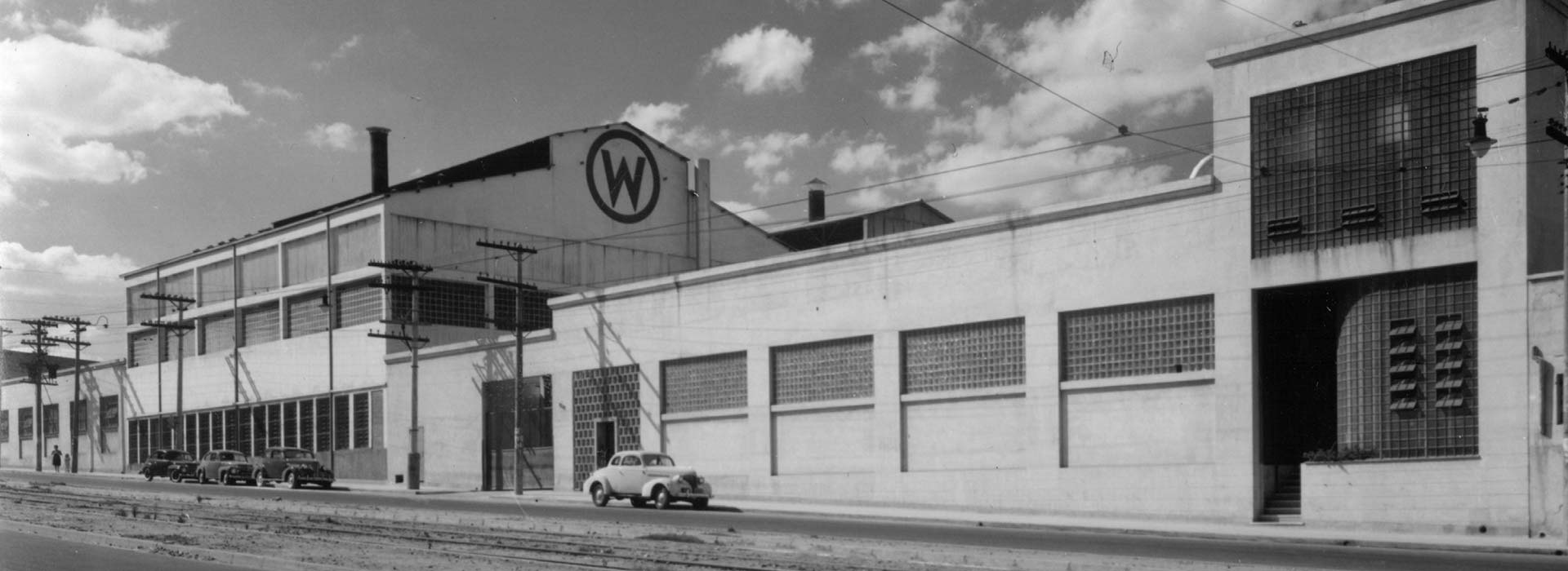 Fundação da Wheaton do Brasil na cidade de São Paulo, iniciando suas atividades com um forno com capacidade para 16 toneladas diárias de extração de vidro.