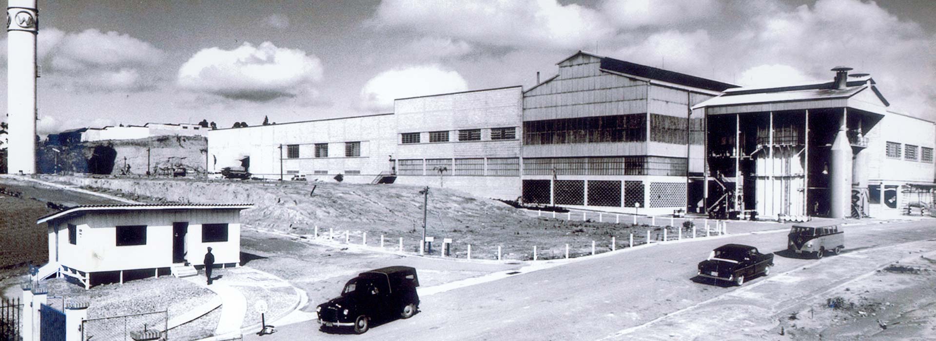 Transferência da unidade fabril para São Bernardo do Campo (SP), introduzindo sua primeira linha de embalagens de vidro para a indústria alimentícia.