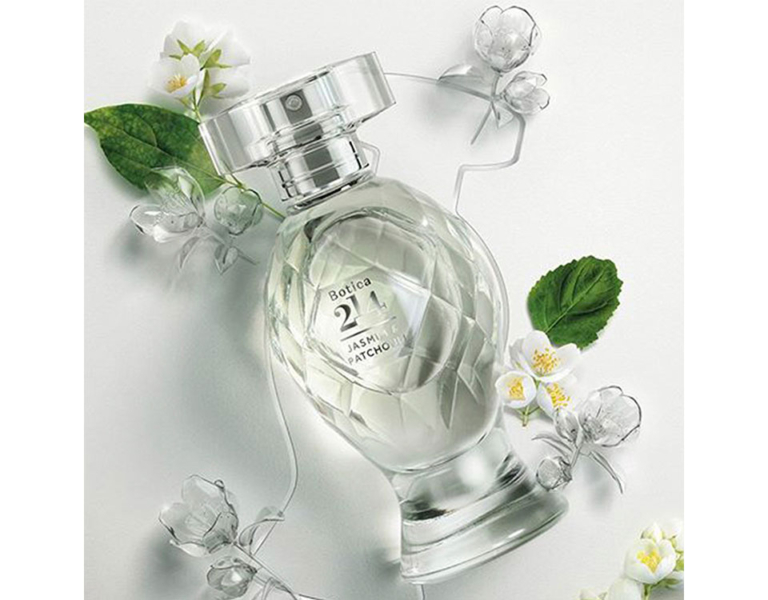 O desafio do projeto consistia em criar uma releitura especial para a ânfora, símbolo da história do Boticário refletindo essa coleção única e sofisticada. Para esse projeto a inspiração é a própria história da marca O Boticário que foi criado em 1977, em uma pequena Botica no Centro de Curitiba, instalada justamente no número 214 de uma das ruas. A ânfora, ícone da história do Boticário, foi delicadamente lapidada, para exaltar a qualidade e floralidade das fragrâncias: 3 joias da perfumaria. O frasco acompanha a sofisticação da fragrância e apresenta uma estrutura multifacetada com efeito visual deslumbrante, lembrando uma joia lapidada. O vidro tem um brilho intenso e fundo espesso que remete às mais nobres criações. A transparência do vidro exalta a sofisticação e delicadeza do brilho da serigrafia platina. Para alcançar as faces lapidadas e bem definidas, o molde do frasco foi desenvolvido em aço garantindo também o brilho sofisticado do vidro. A Wheaton conquistou dois prêmios com a embalagens de Botica 214: o Prêmio Prata na categoria Design Estrutural / Forma no Prêmio ABRE, e o Prêmio Grandes Cases de Embalagem em 2019.