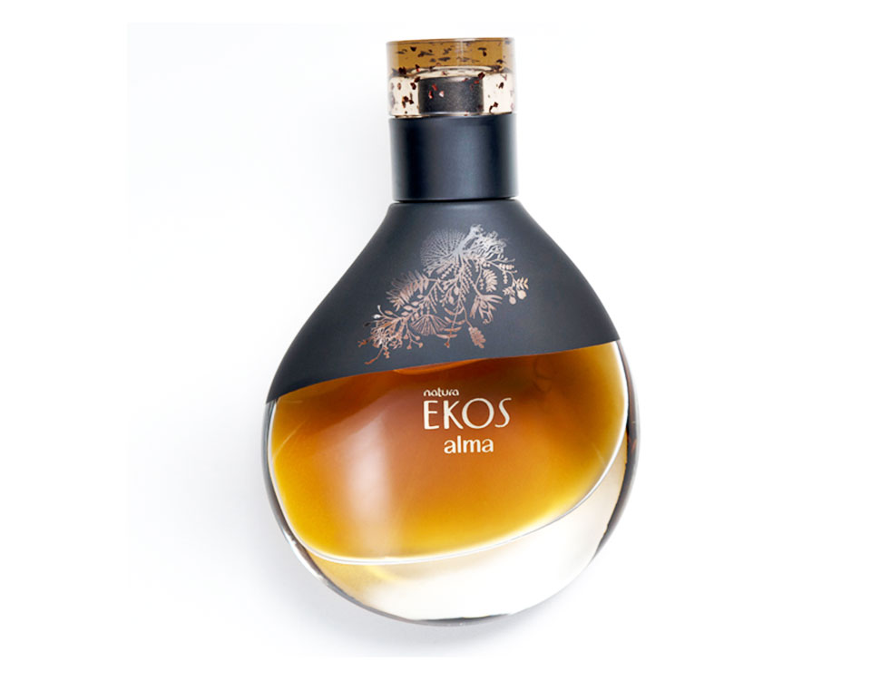 Novas tecnologias como o sistema de sopro progressivo foram agregadas ao processo de fabricação, para que a distribuição da massa vítrea ficasse em harmonia com o contorno diferenciado, além da realização de diversas pesquisas para viabilizar a estabilidade do frasco e o seu adequado posicionamento pós conformação para o transporte pelas esteiras na produção, uma vez que ainda está em alta temperatura após a saída do molde.
A inovação no processo de decoração fica por conta da aplicação da nova tecnologia Laser, que permitiu aplicar 2 efeitos distintos: o recorte preciso da pintura preta fosca e a gravação da arte, revelando a transparência do vidro e da fragrância em tom âmbar. Por fim, a impressão do nome do perfume foi realizada através de Hot Stamping dourado, por meio de uma fita metálica e gravação por transferência térmica.