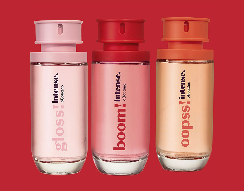 A embalagem simples e moderna, funcional, de fácil utilização e segura para transportar. A Spray Cap tem formato anatômico para ser acionada e foi o primeiro produto do Grupo a ter um posicionamento da decoração do frasco com a pastilha de spray cap, deixando o mesmo com aspecto estético perfeito. A embalagem conquistou o prêmio Prata na categoria Perfumes no Prêmio ABRE da Embalagem Brasileira, e o Prêmio Grandes Cases de Embalagem em 2021.