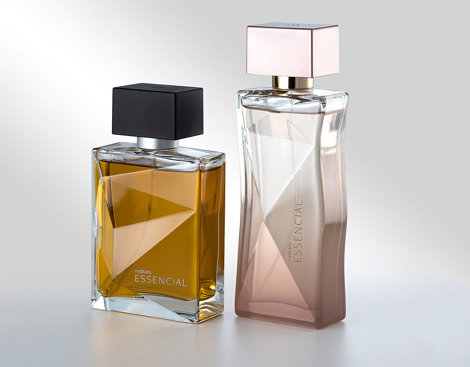 O Novo Essencial quer dar voz a um poder que abre novas possibilidades. Para quem é protagonista de sua vida e descobriu as diversas formas de conjugar o verbo poder. É ser autêntico. É ter uma personalidade única. Porque Essencial é poder ser. Mantendo o tradicional size impression dos perfumes masculino e feminino da linha, as novas embalagens receberam múltiplas facetas no frontal dos frascos, simbolizando as diferentes formas de poder. Reforçando o compromisso da Natura de desenvolver produtos que expressem valores e práticas sustentáveis, foram realizadas diversas otimizações no projeto dos frascos para reduzir a massa de vidro sem comprometer o conceito e a estética das embalagens. Além disso, os frascos são produzidos com 20% de vidro reciclado pós consumo (PCR) e possuem terminação em rosca, possibilitando a refilagem das fragrâncias e a separação dos diferentes componentes da embalagem para reciclagem.