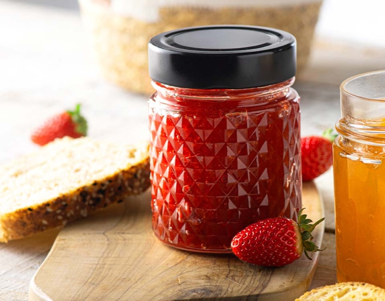 A linha Criativa atende ao mercado alimentício com formatos versáteis e capacidades variadas, trazendo beleza e alegria para os diferentes momentos e produtos.

Para completar a Linha Criativa, a Wheaton desenvolveu LB-0537-ST, frasco com relevo estilo bico de jaca que traz maior valor agregado a embalagem. Além disso, ele possui uma das faces planas, que permite a aplicação de rótulos, etiquetas e artes.