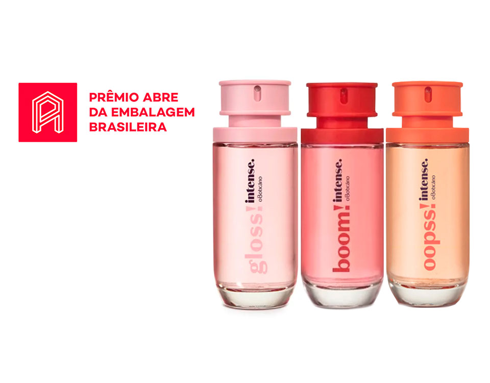 A embalagem simples e moderna, funcional, de fácil utilização e segura para transportar. A Spray Cap tem formato anatômico para ser acionada e foi o primeiro produto do Grupo a ter um posicionamento da decoração do frasco com a pastilha de spray cap, deixando o mesmo com aspecto estético perfeito.
A embalagem conquistou o prêmio Prata na categoria Perfumes no Prêmio ABRE da Embalagem Brasileira, e o Prêmio Grandes Cases de Embalagem em 2021.