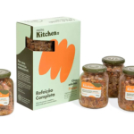 O frasco de vidro permite preservar seu conteúdo no maior tempo possível antes de abrir e possibilita o uso de ingredientes exclusivamente naturais, sem conservantes artificiais e sem necessidade de manter a comida congelada ou refrigerada durante seu ciclo de vida em prateleira.
Com a embalagem de vidro Wheaton não há necessidade do uso da cadeia de abastecimento refrigerado, além de viabilizar o que a marca propõe: uma comida saudável, um design elegante e baixo impacto ambiental ao Planeta.
A embalagem de Zee.dog Kitchen conquistou o prêmio Ouro na categoria Mercado - Diversos no Prêmio ABRE da Embalagem Brasileira, e prêmio Grandes Cases de Embalagem em 2022.