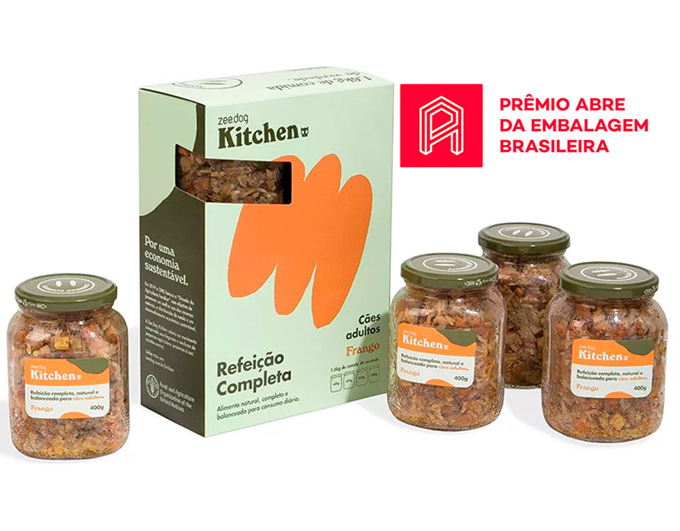 A embalagem de Zee.Dog Kitchen foi premiada, na categoria “Mercado – Produtos em Geral”, por sua inovação revolucionária no mundo da indústria de Alimentação Natural para Pets porque adota uma técnica de preparo típica da alimentação saudável para pessoas: a pressão a vácuo feita pelo próprio cozimento em vapor quente, possível devido ao recipiente ser próprio e exclusivamente de vidro.
O frasco de vidro permite preservar seu conteúdo no maior tempo possível antes de abrir e possibilita o uso de ingredientes exclusivamente naturais, sem conservantes artificiais e sem necessidade de manter a comida congelada ou refrigerada durante seu ciclo de vida em prateleira.
Com a embalagem de vidro Wheaton não há necessidade do uso da cadeia de abastecimento refrigerado, além de viabilizar o que a marca propõe: uma comida saudável, um design elegante e baixo impacto ambiental ao Planeta.
A embalagem de Zee.dog Kitchen conquistou o prêmio Ouro na categoria Mercado - Diversos no Prêmio ABRE da Embalagem Brasileira, e prêmio Grandes Cases de Embalagem em 2022.