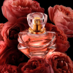 O frasco produzido pela Wheaton traz design marcante inspirado nas Flores Magníficas, combinando as flores mais emblemáticas da perfumaria: a Rosa, o Jasmim e a Magnólia.
O resultado foi um frasco luxuoso que exala feminilidade e delicadeza.
A embalagem de Eudora Magnific conquistou o prêmio Ouro na categoria Mercado – Perfumes no Prêmio ABRE da Embalagem Brasileira em 2022.