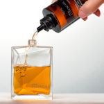 O frasco Refil adotado é uma solução ecológica que apresenta as seguintes vantagens:

Menor impacto em mudanças climáticas

- Consumo menor de energia na fabricação; 
- A emissão de carbono (média) no processo de produção é 50% menor do que nos regulares.

Menos lixo
- Utilização de material reciclado pós-consumo na composição do frasco, em média, 270% a mais do que nos regulares;
- Frasco com composição de até 45% de vidro âmbar reciclado.  Ao agregarmos o caco na produção do vidro, diminuímos a retirada de matéria-prima da natureza; Com isso, todo mês são mais de 1000 toneladas de vidro reciclado retirados do meio ambiente.
- Tampa: PP 100% reciclado;
- Cartucho feito com material reciclado e reciclável;
- O frasco Refil é leve, ou seja, foi desenvolvido para utilizar menor quantidade de massa vítrea, reduzindo o consumo de água, energia e emissão de CO2. O peso do frasco foi reduzido para uma média 40,5% menor do que frascos regulares (masculino 39% menor e feminino 42% menor);
- A embalagem refil possui terminação rosca que tem um importante papel no cenário da sustentabilidade. Ela permite a rápida e segura separação dos materiais (válvula e vidro) durante o processo de reciclagem, além de maior segurança para às cooperativas de reciclagem.

A embalagem de Refil Natura conquistou o e prêmio Grandes Cases de Embalagem em 2022.