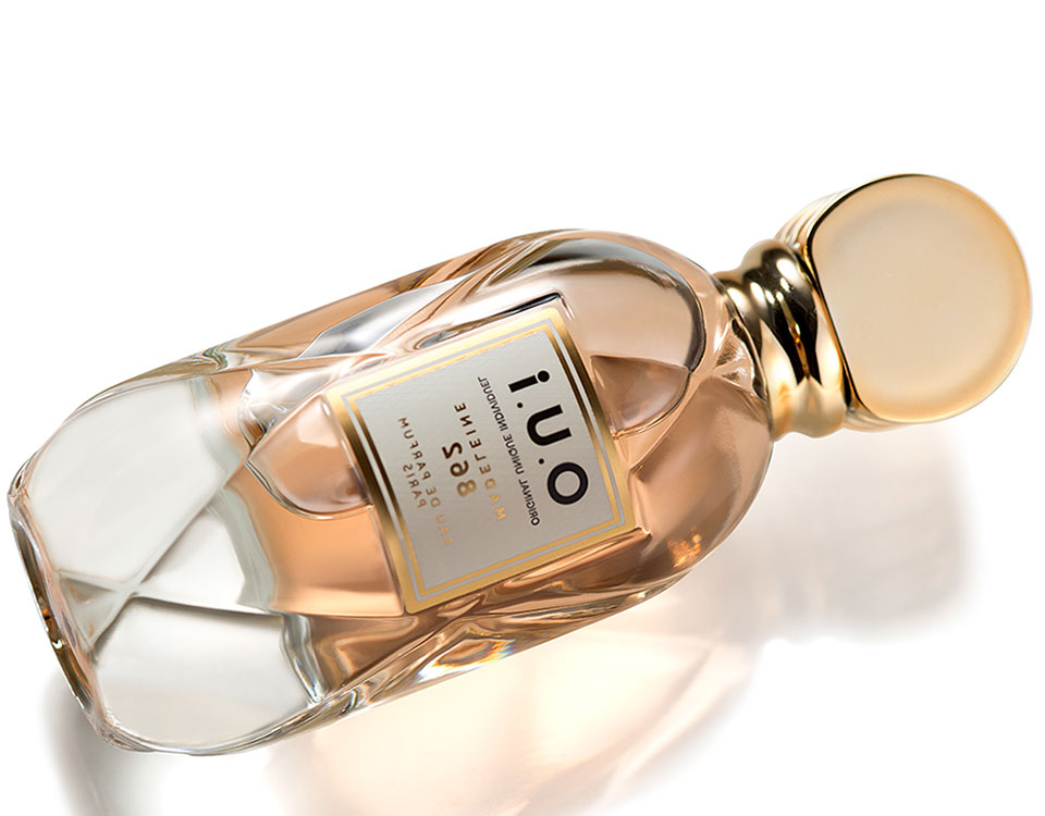 O design adotado traz o encanto das transformações na alta perfumaria. O vidro é precisamente trabalhado e dá forma a uma composição única, que traz mais elegância para os rituais diários de perfumação. Utilizamos uma proposta diferenciada para o arrojado fundo espesso. Realizamos um trabalho especial no molde para que a concentração de massa vítrea apresentasse uma estética elegante no produto final. A embalagem conquistou o prêmio Grandes Cases de Embalagem em 2021.