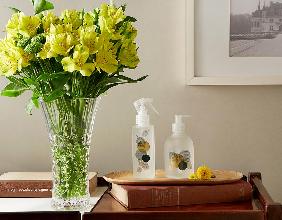 A Wheaton apresenta uma nova linha de dispensers em vidro decorados seguindo uma tendência de "Home Spa", com válvulas para álcool em gel ou spray. A combinação ideal para oferecer álcool spray em forma de proteção e cuidado com estilo, design e elegância, além de um delicado toque aveludado do vidro fosco, cuidadosamente decorado com motivos neutros e delicados para transformar o ambiente em um verdadeiro spa. ⠀ Afinal, cuidado e proteção podem combinar perfeitamente com um design diferenciado e trazer mais estilo aos ambientes! O primeiro conjunto, possui um visual mais premium e apelo sensorial proporcionado pelo delicado toque do vidro fosco, o novo dispenser para álcool gel, além de ser uma forma mais durável, prática e sustentável, de disponibilizar o antisséptico, ainda confere um ar de elegância e cuidado neste momento em que o lar adquiriu um novo significado. Unindo a transparência do vidro e a delicada decoração em serigrafia, o dispenser com válvula tipo mini gatilho é uma opção moderna e sofisticada, ideal para deixar o álcool em spray sempre à vista de todos e, também, se tornar parte da decoração.